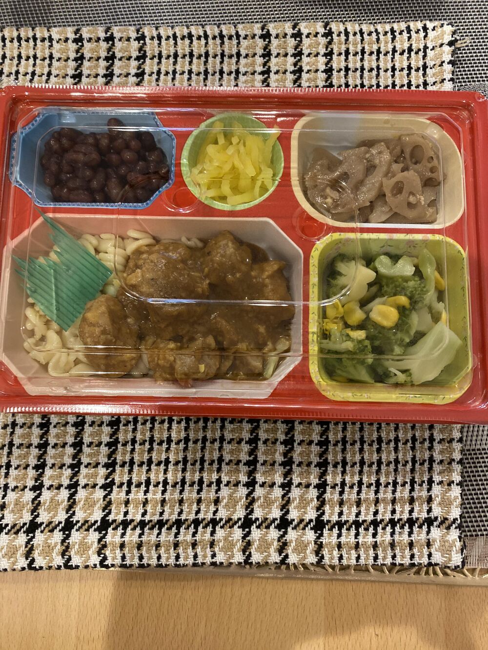 鶏肉のカレーソース、ツイストマカロニ 等の画像