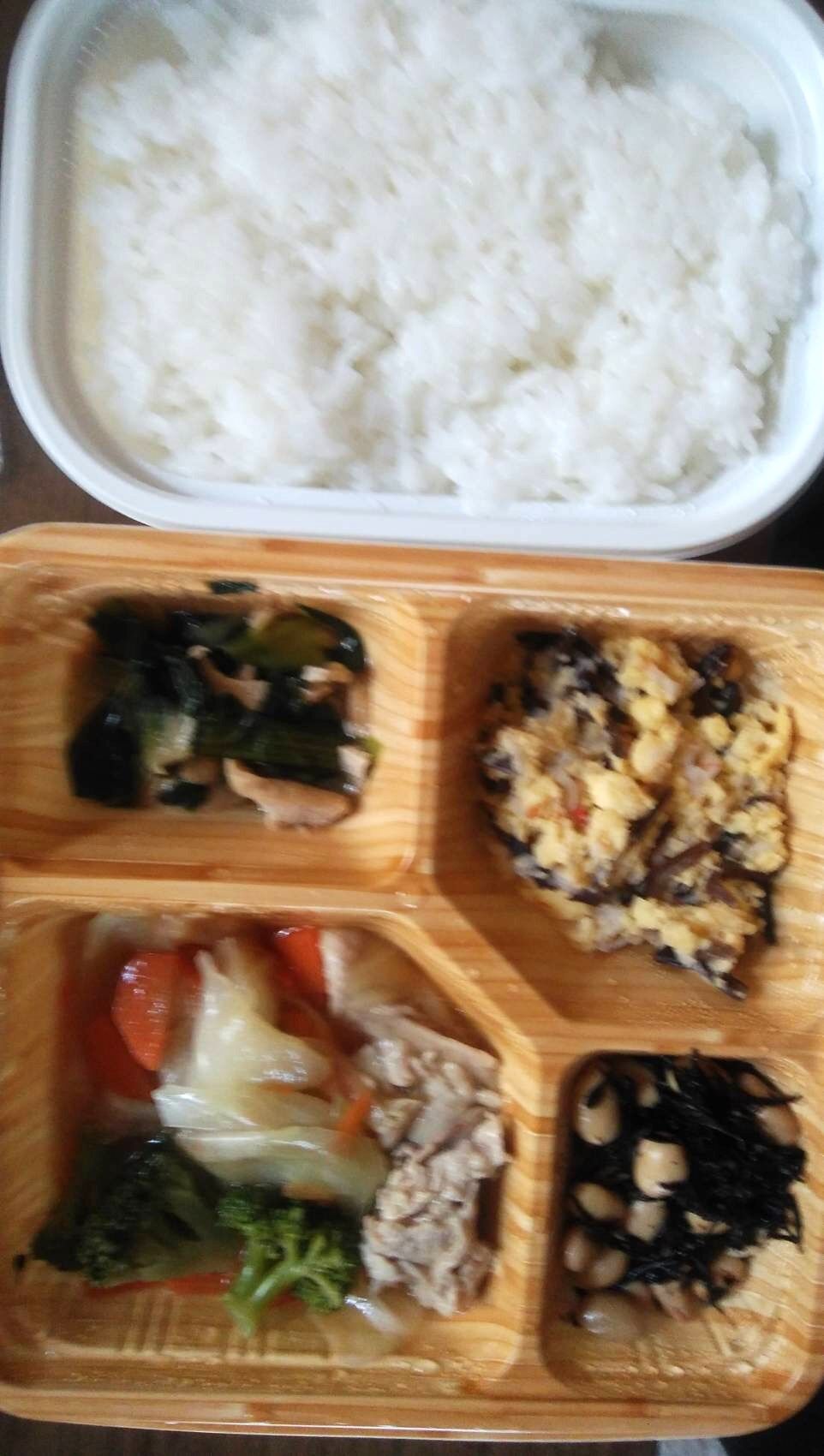 ゆで豚和風ソース温野菜添え、油揚げとチンゲンサイのお浸し 等の画像