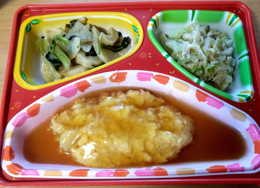 天津飯、大根と竹輪の煮物 等の画像