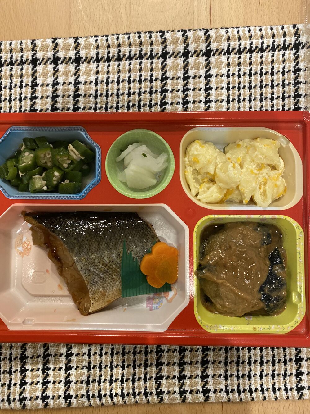 白糸だらの照焼き、花形人参 等の画像