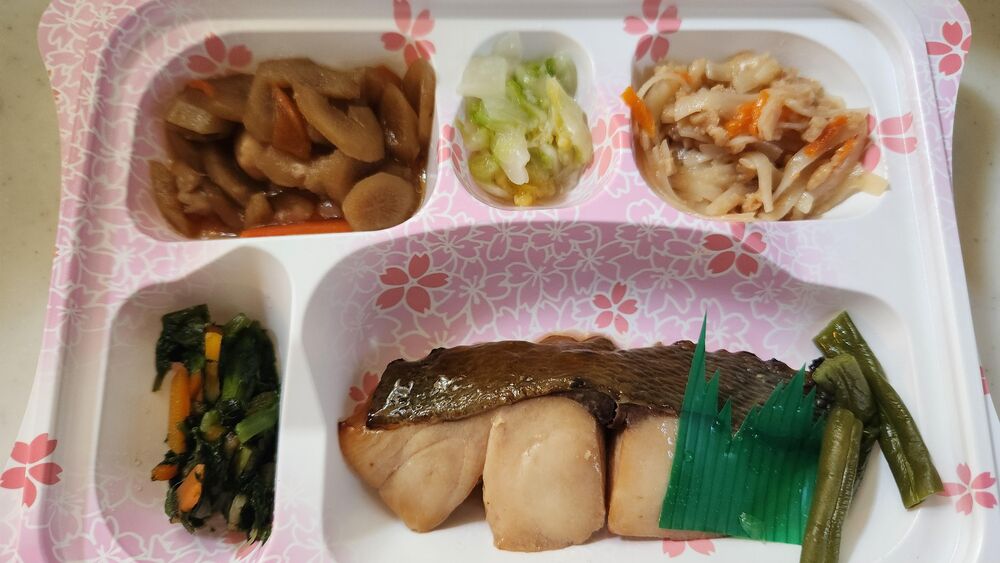 銀ひらす照焼き、味付きいんげん 等の画像