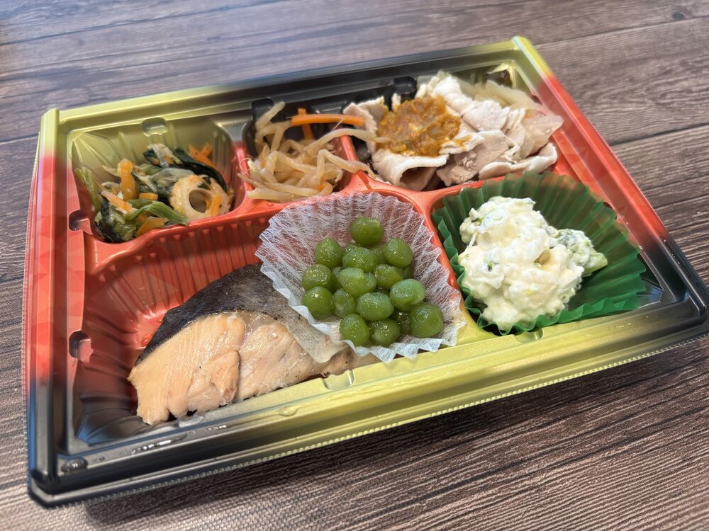 サーモンの塩焼き、豚肉と温野菜のツナカレー 等の画像