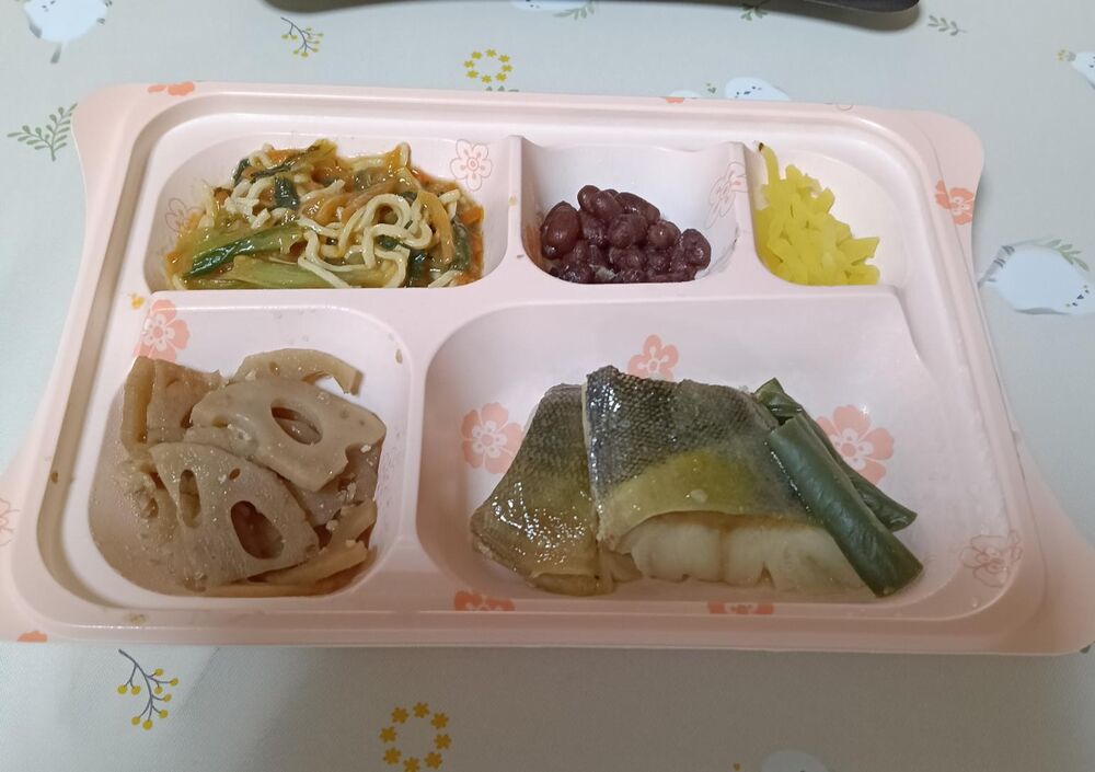 ホッケの塩焼きと味付いんげん、蓮根そぼろ 等の画像