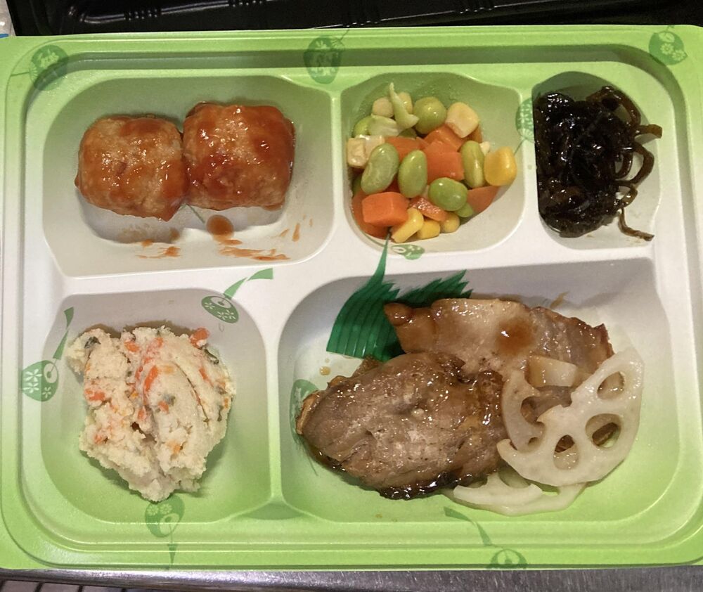 鯖の照り焼き、蓮根添えミートボール 等の画像