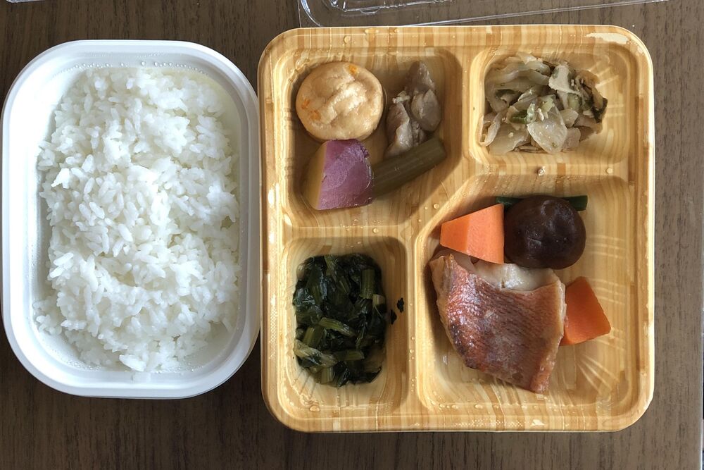 赤魚のみりん焼き椎茸人参インゲン、小松菜の胡麻風味浸し 等の画像