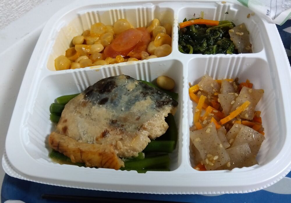 さわらの味噌幽庵焼き、大豆とソーセージのトマト煮込み 等の画像