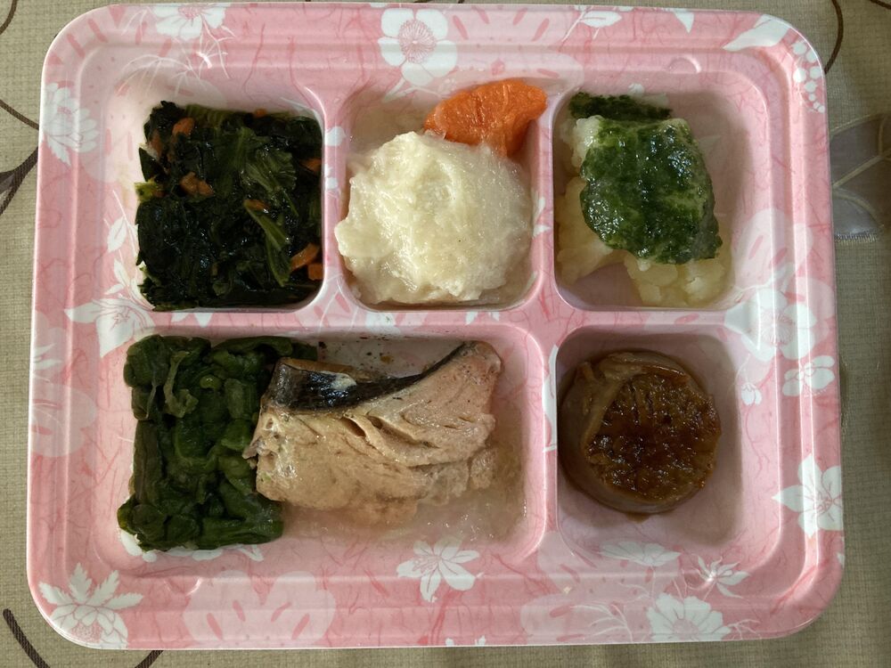 鮭の塩焼き、ほうれん草のお浸し 等の画像