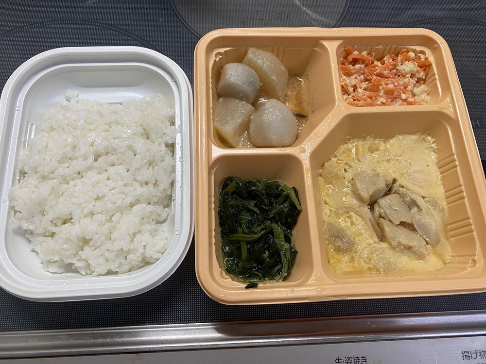 鳥の親子煮、ほうれん草の煮浸し 等の画像