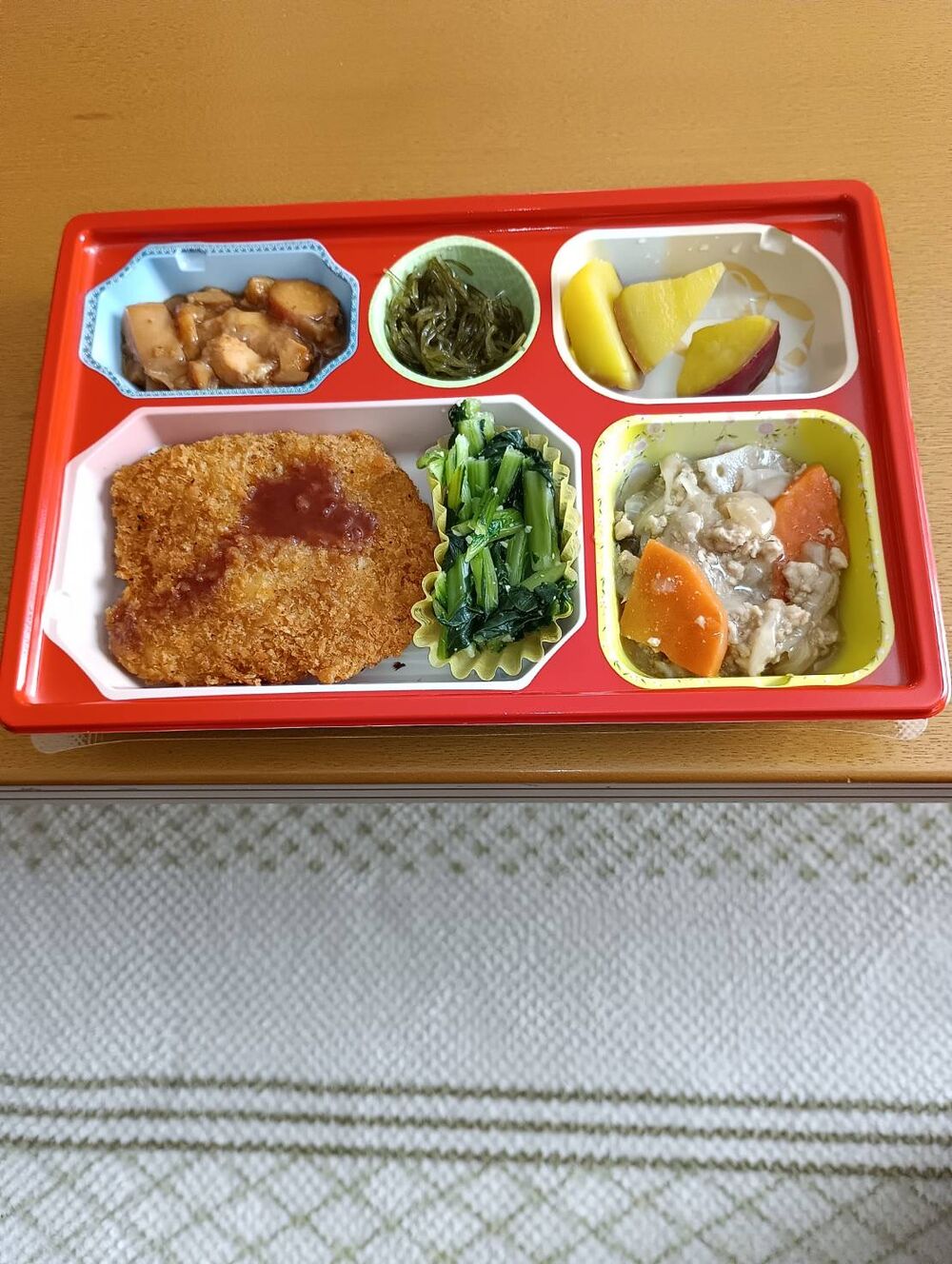 お魚のフライ、小松菜のおひたし 等の画像