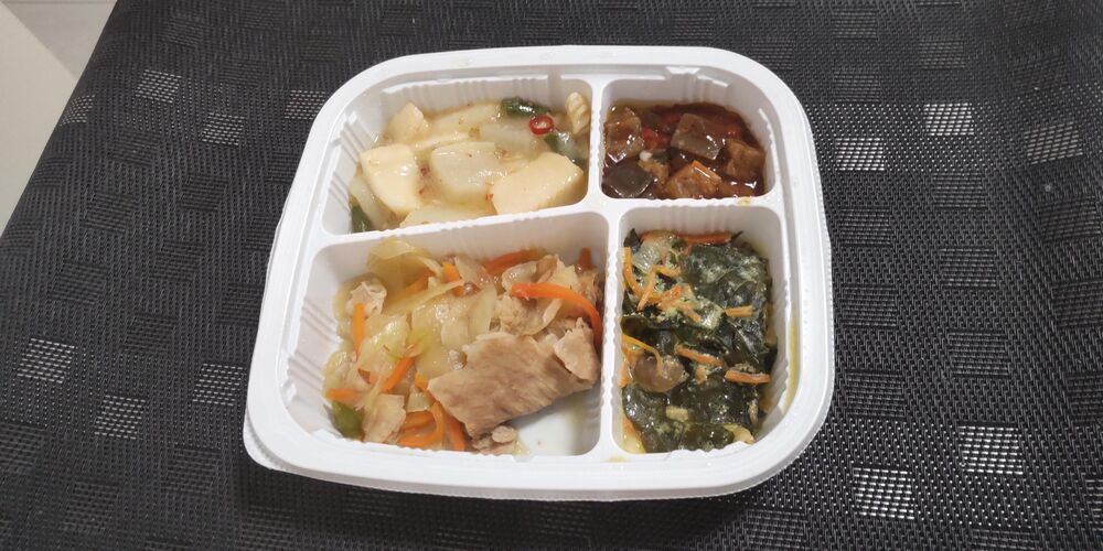 豚肉と玉ねぎの味噌炒め、以下と大根の煮物 等の画像
