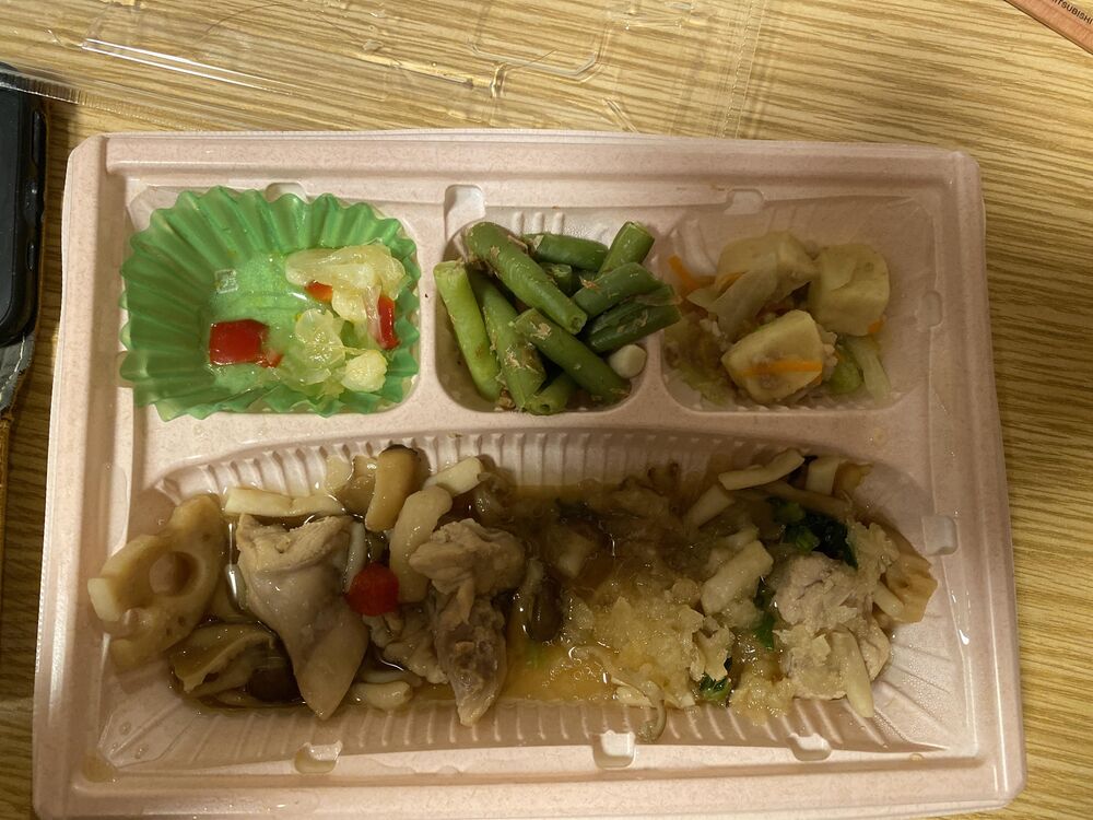 ワタミファームの有機大根使用！鶏肉と蓮根のおろしソースがけ、キャベツとこうや豆腐のコクうま炒め煮 等の画像