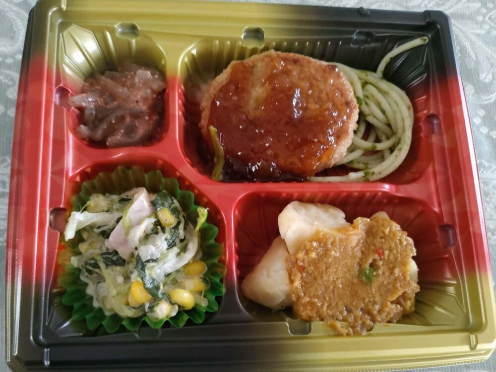 ハンバーグと、バジルパスタ、こんにゃく 等の画像