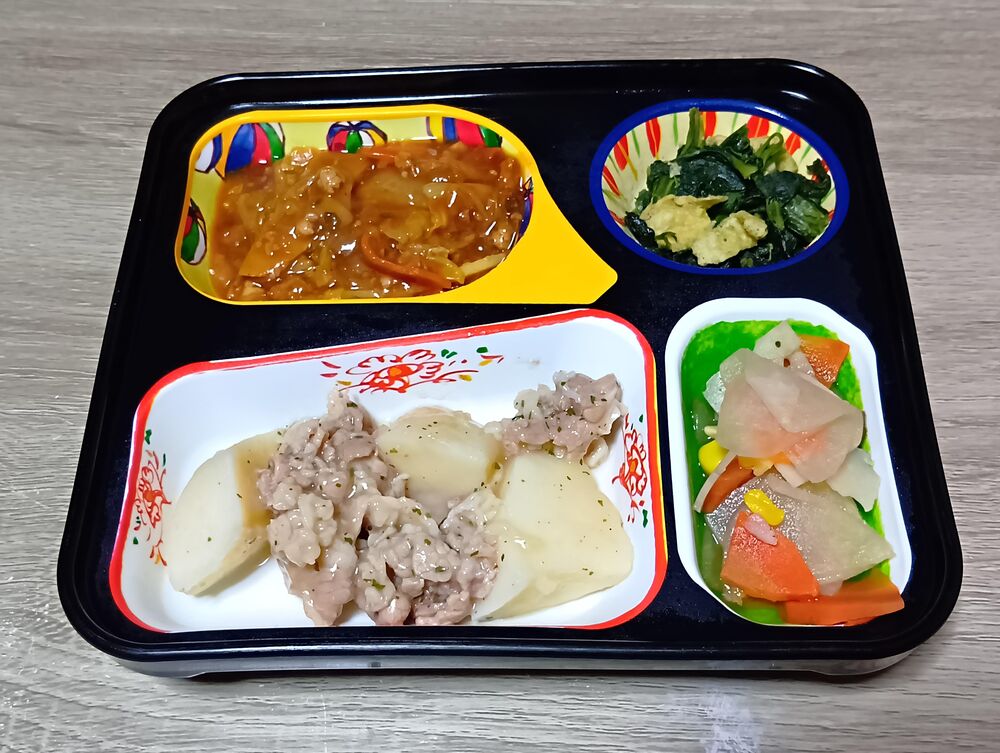 牛肉とポテトのガリバタソース、五目野菜の甘酢和え 等の画像