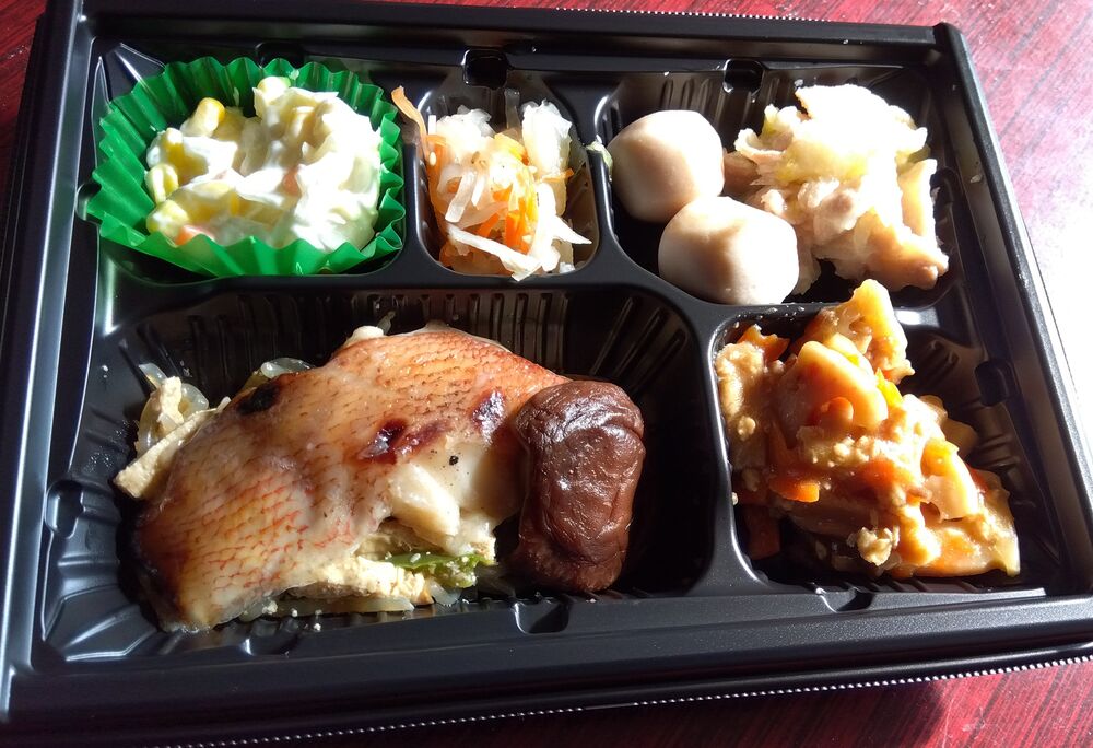 赤魚のみりん焼き、豚肉と里芋の煮物 等の画像