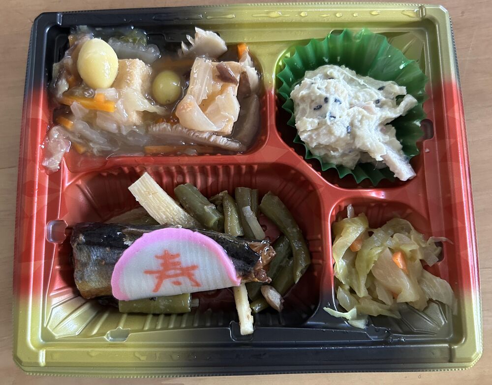 サンマの煮つけ　寿かまぼこ添え、厚揚げの銀杏あんかけ 等の画像