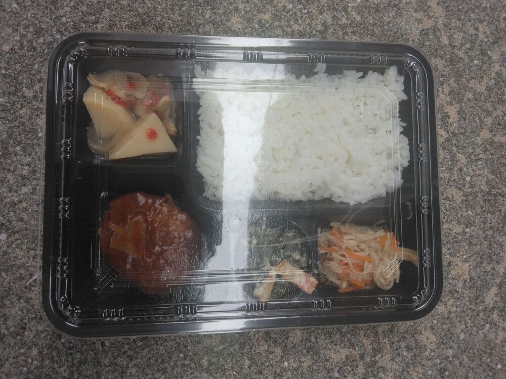 煮込みハンバーグ、エノキ茸の煮浸し 等の画像