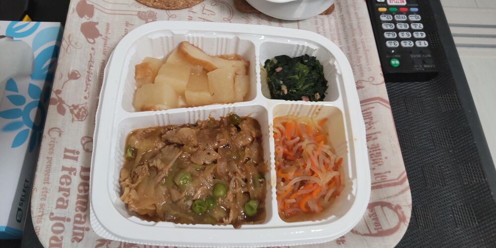 豚肉の甘辛炒め、大根とさつま揚げの煮物 等の画像