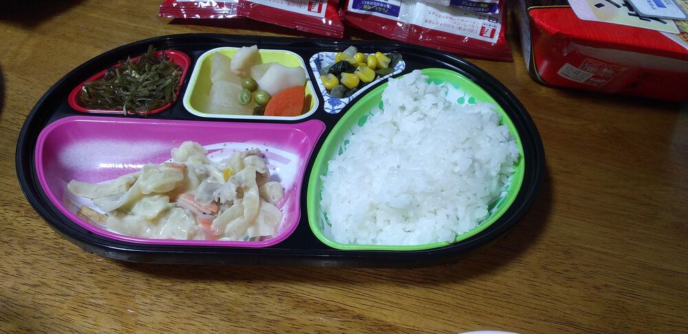 豚肉のマヨネーズ風炒め、切り昆布としめじの煮物 等の画像