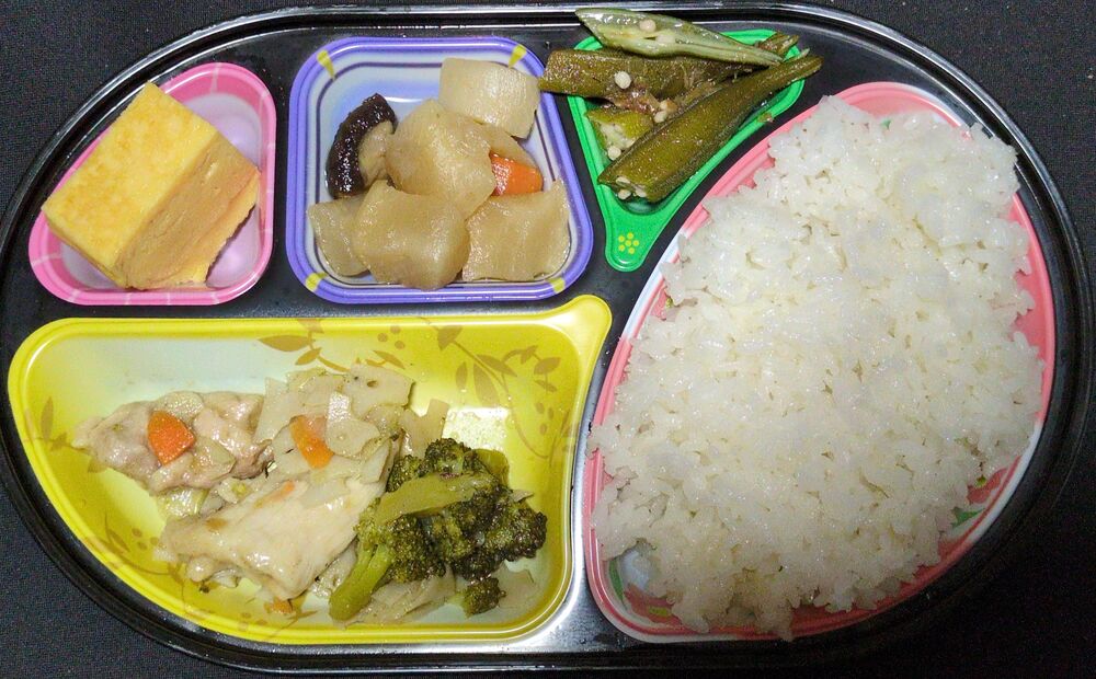 蓮根と鶏肉の煮物、厚焼き玉子 等の画像