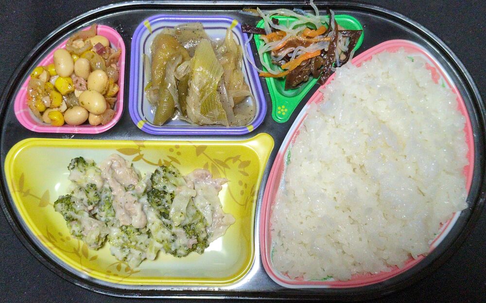 牛肉とブロッコリーのクリ－ム煮、大豆のオリ－ブ炒め 等の画像