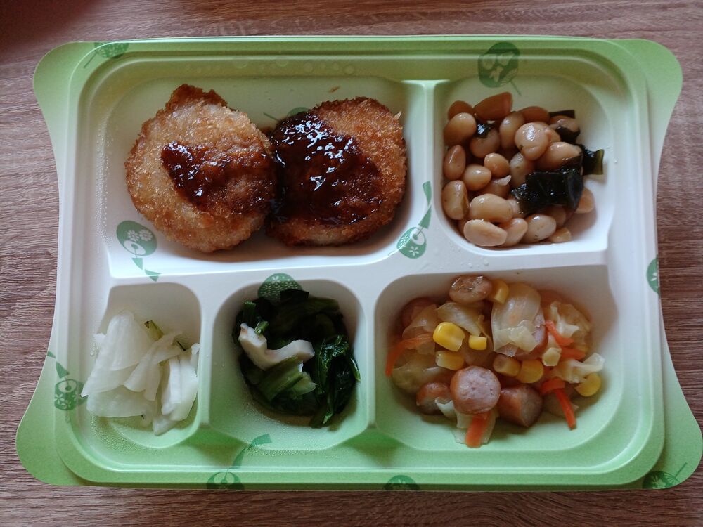 メンチカツ、お豆と昆布の煮物 等の画像