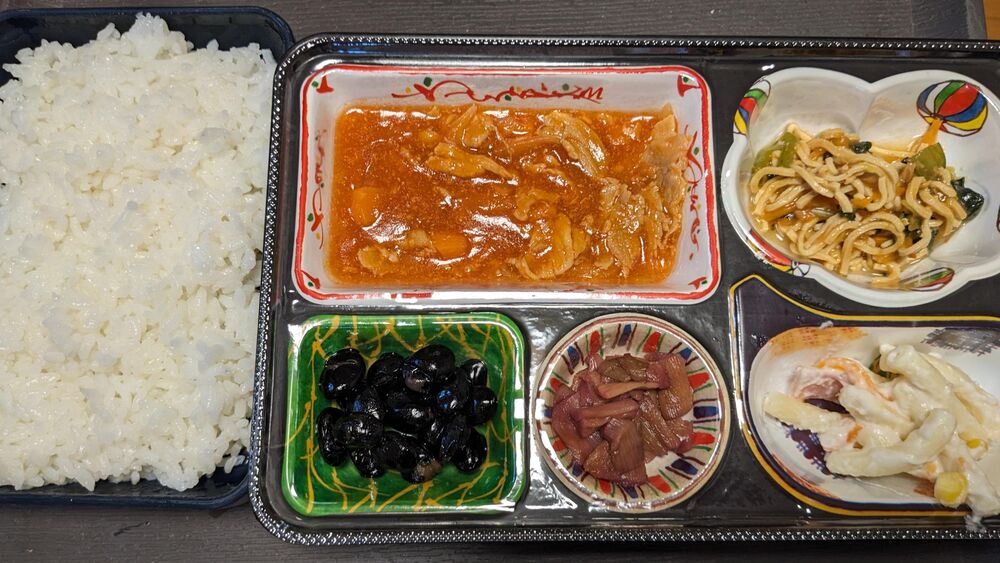 豚肉のトマトソース、ハムマカロニサラダ 等の画像