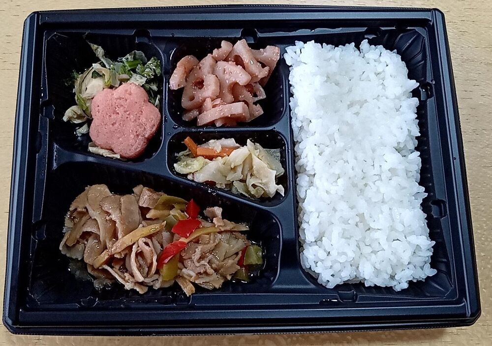白米、炒め和え（豚肉、タケノコ、玉ねぎ、ピーマン） 等の画像