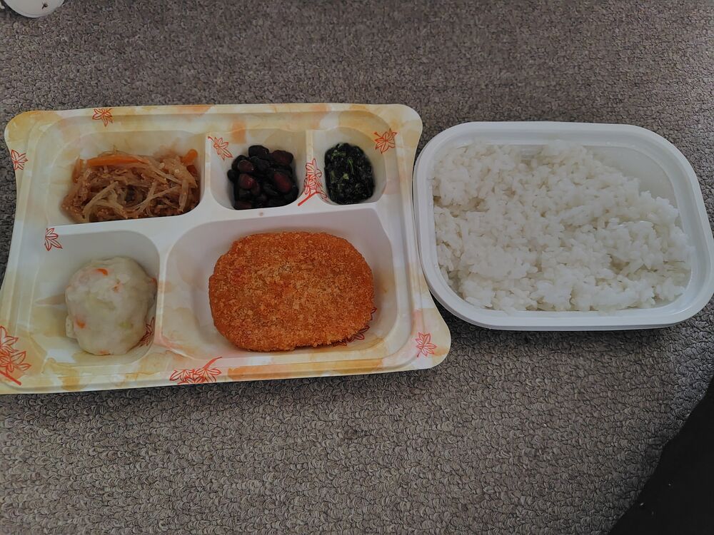 メンチカツ、お豆と昆布の煮物 等の画像