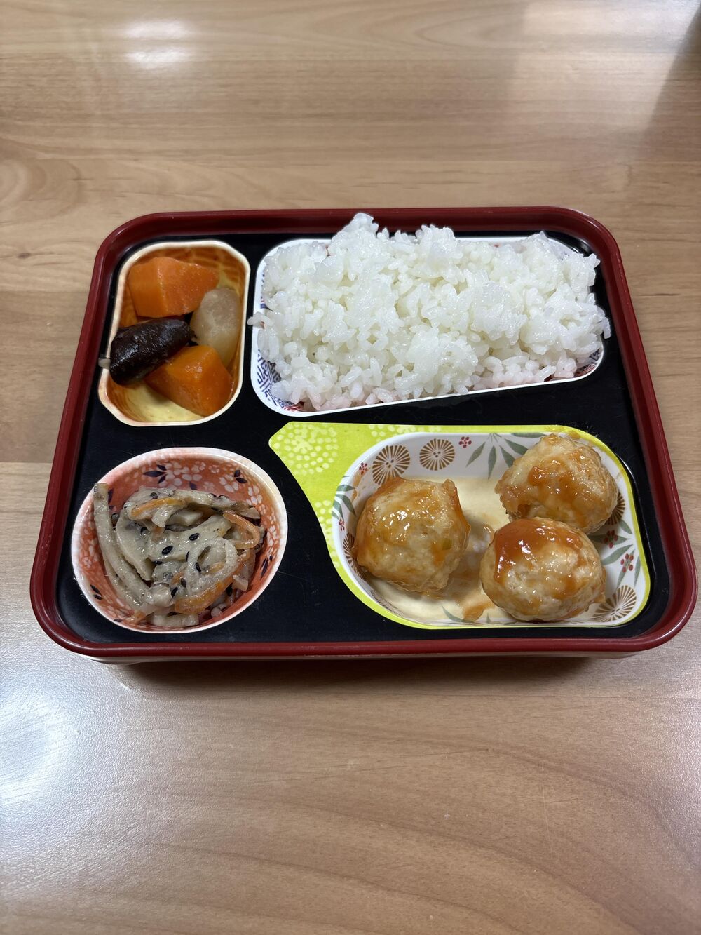 チリソースミートボール、大根と椎茸の煮物 等の画像